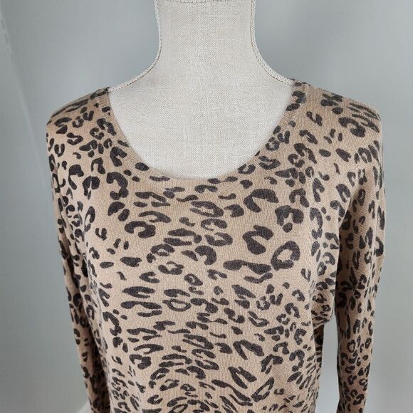 OLIVACEOUS WOMEN'S LEOPARD PRINT ZIPPER BACK SWEATER TOP SIZE MEDIUM - Picture 2 of 7